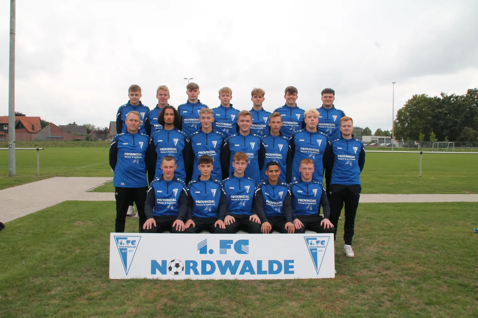 Die A-Jugend bedankt sich bei Provinzial Versicherungen Wiewer und Knufmann