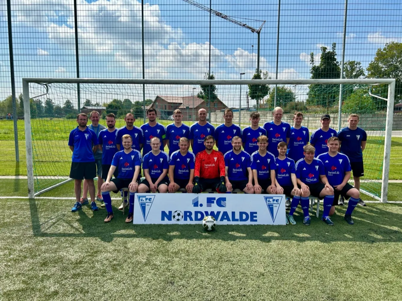 Die \"Zweite\" bedankt sich bei Eduard Schäfer von SwissLife Select